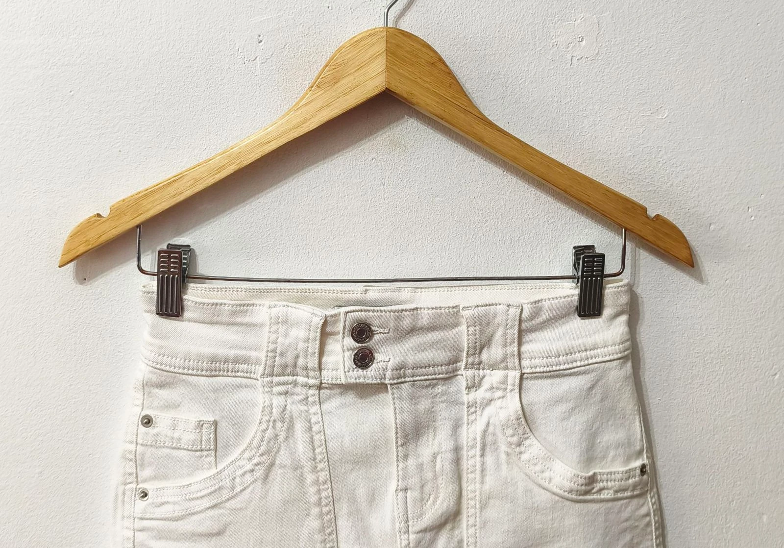 White Bershka women's denim skirt Size 36 – photo 3